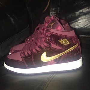 Jordan velvet 1's